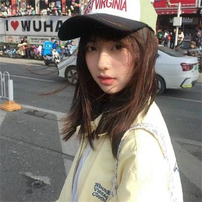 穿一只红鞋的男人